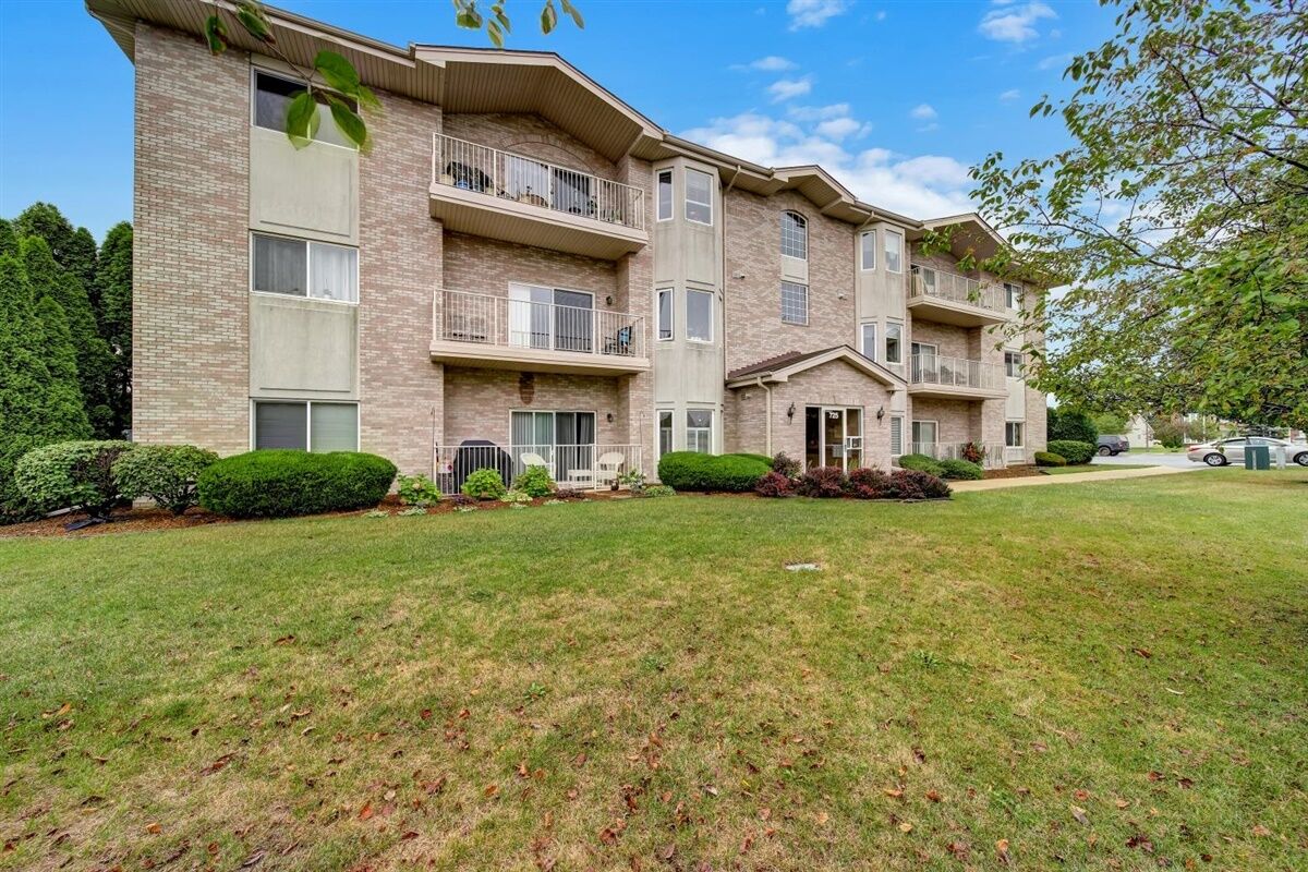 Property Photo:  725 North 5th Avenue 203  IL 60101 