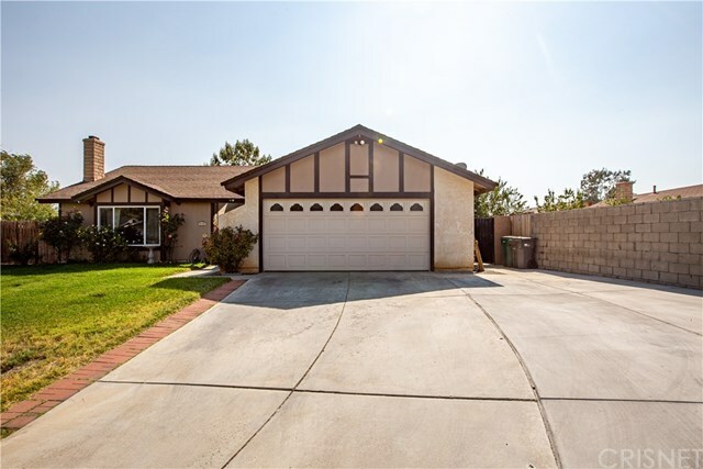 Property Photo:  2420 Oriole Court  CA 93550 