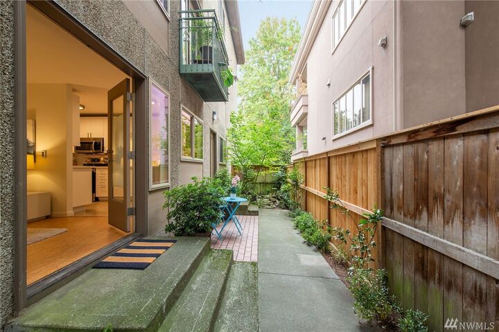 Property Photo: 1128 Broadway E 101 WA 98102