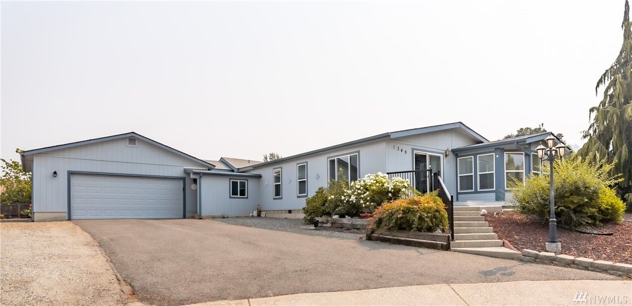 Property Photo:  1349 Oak St  WA 98801 
