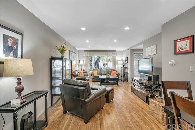 Property Photo:  26856 Avenue Of The Oaks  CA 91321 