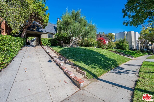 Property Photo:  8557 W West Knoll Dr  CA 90069 