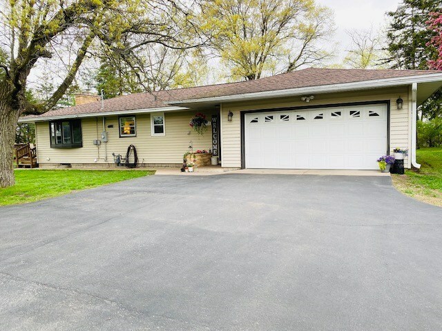 Property Photo: 1713 Oaklawn Drive WI 54703