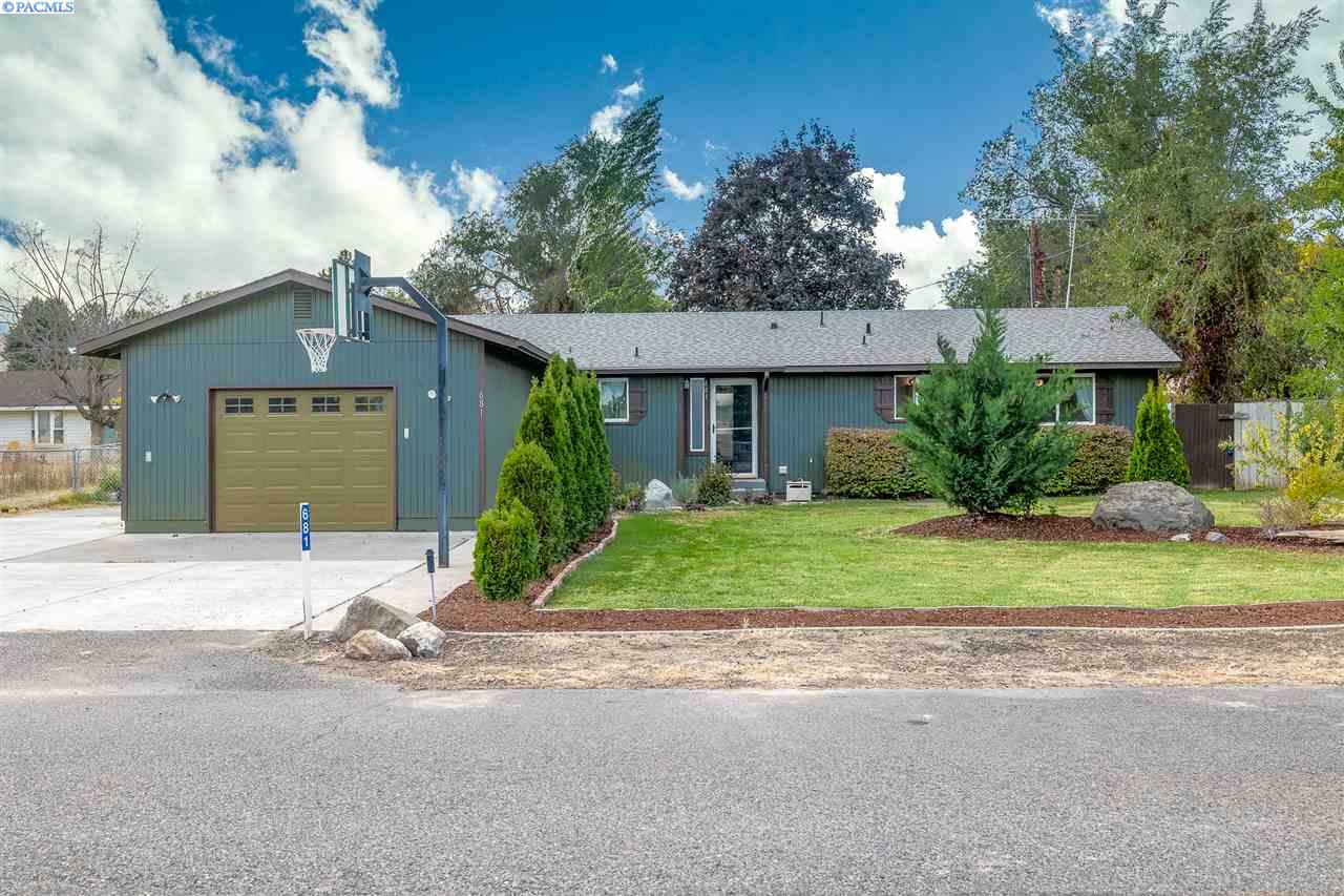 Property Photo:  681 S 40th Ave  WA 99353 