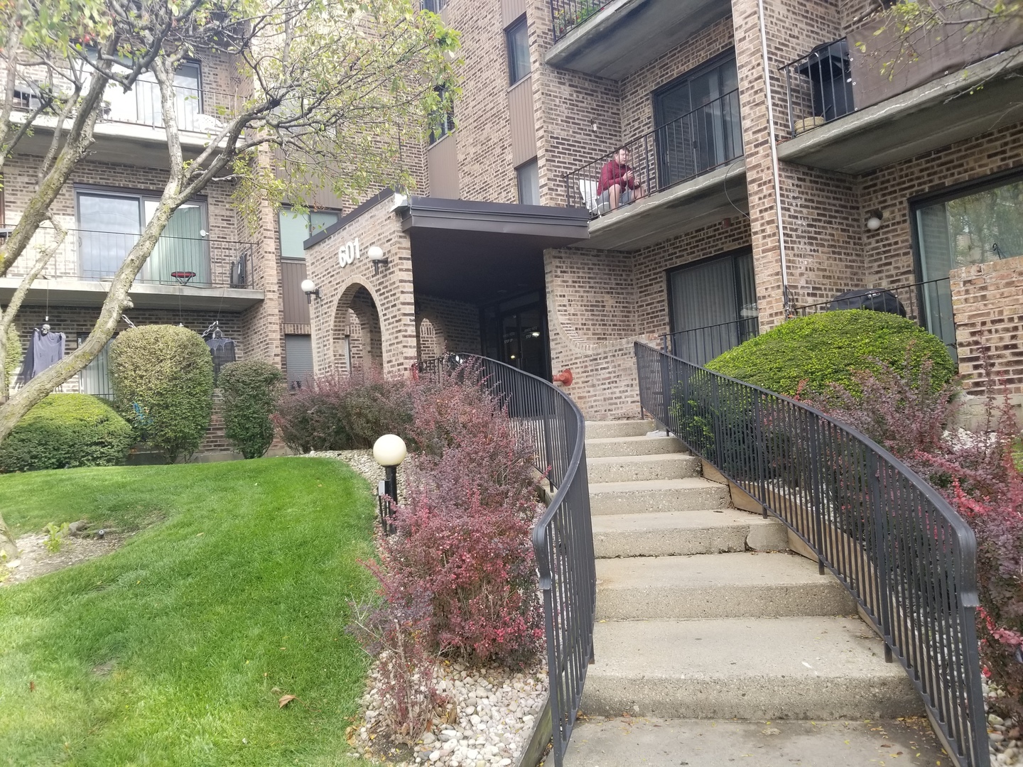 Property Photo:  601 W Huntington Commons Road 110  IL 60056 