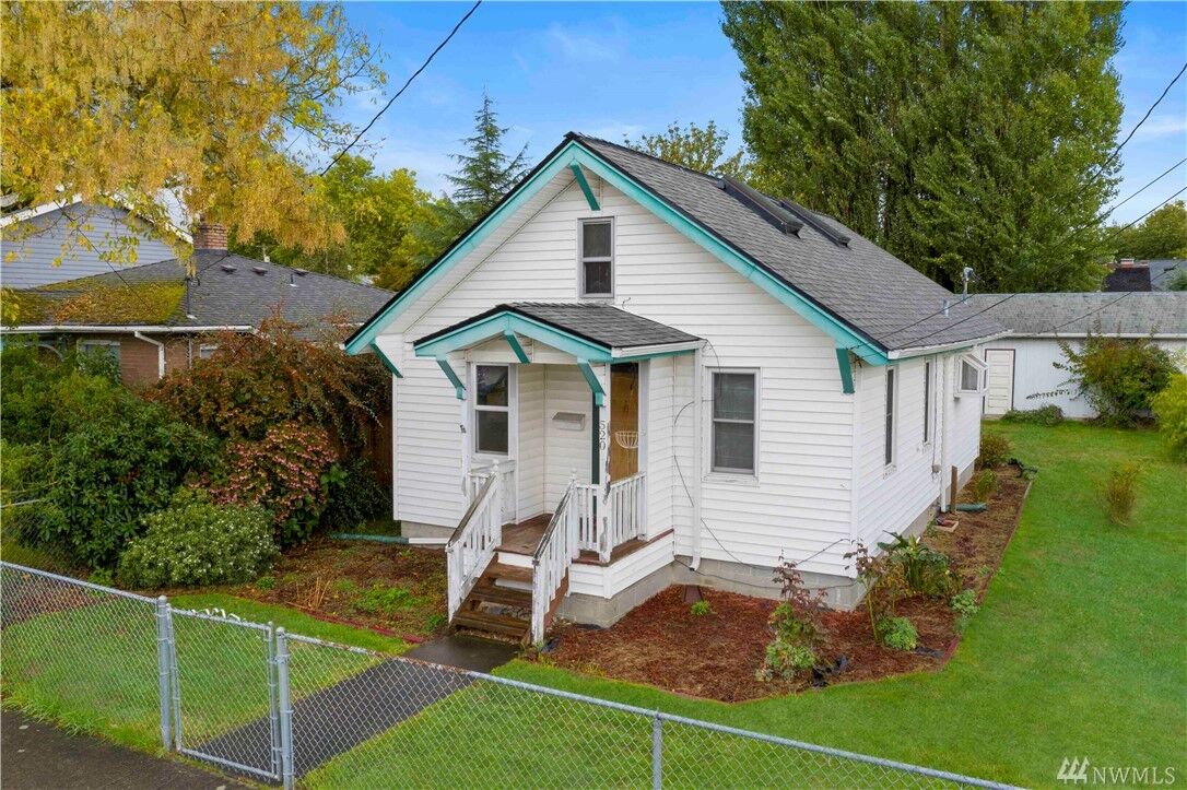 Property Photo: 520 Wells Ave N WA 98057