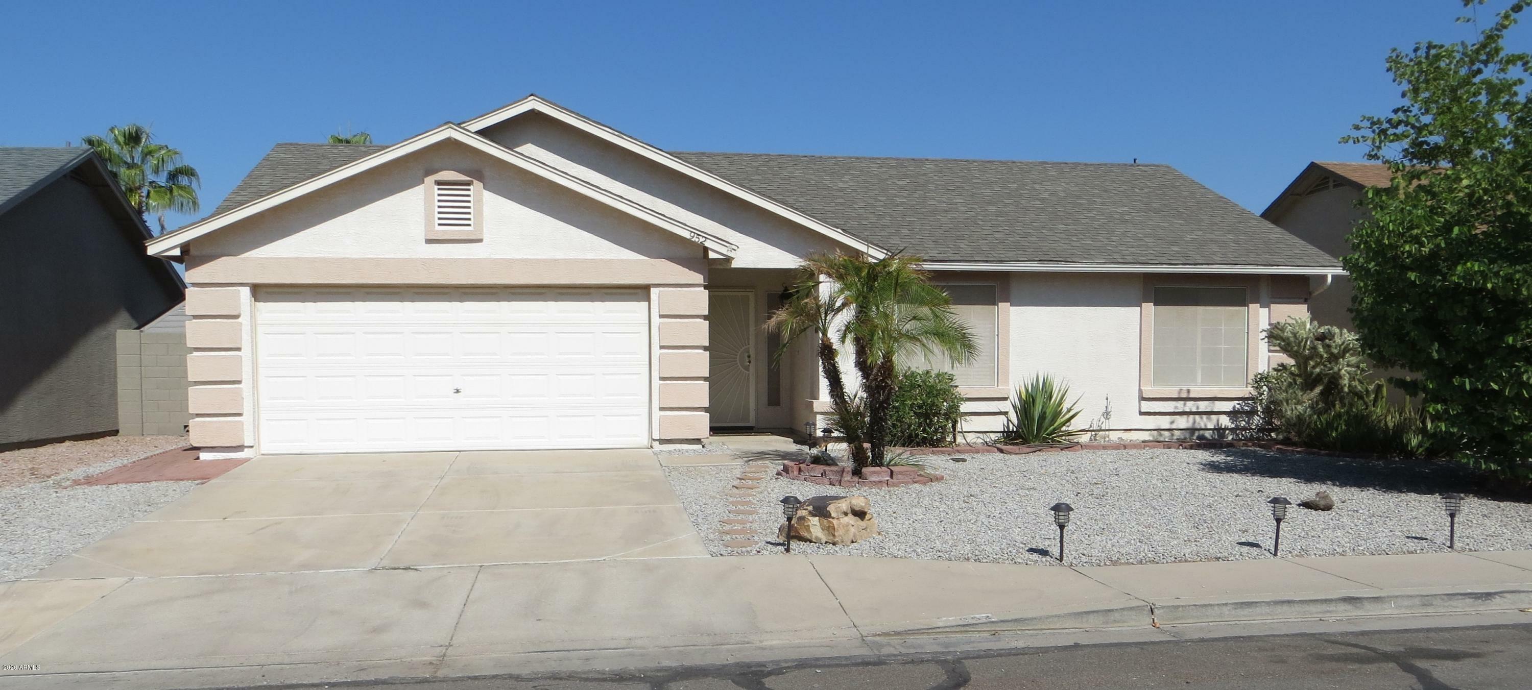 Property Photo:  952 W Mesquite Avenue  AZ 85120 