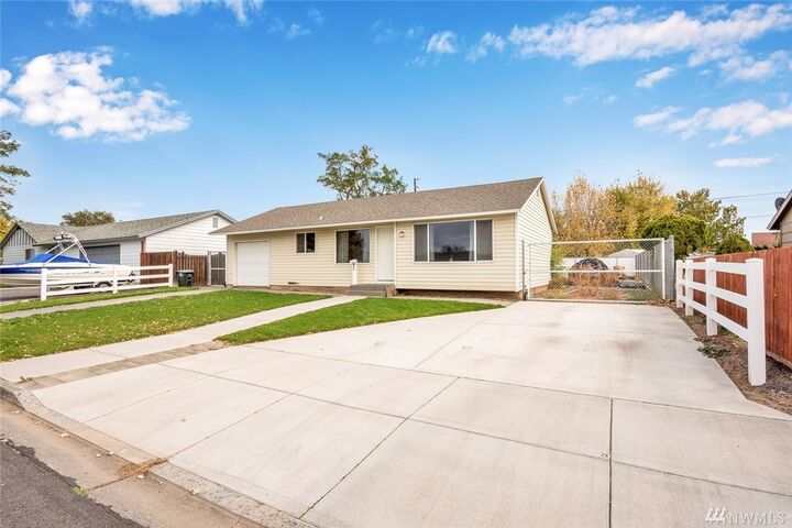 Property Photo:  529 N Earl Street  WA 98837 