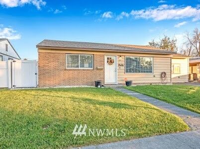 Property Photo:  819 S Fairbanks  WA 98837 