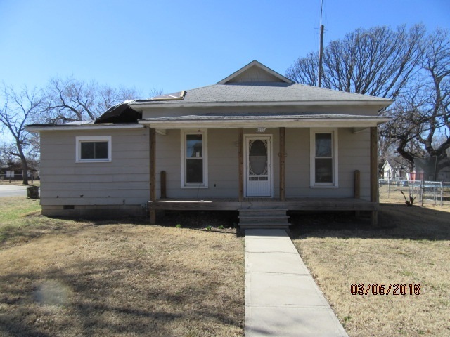 1122 S Washington Avenue  Wellington KS 67152 photo