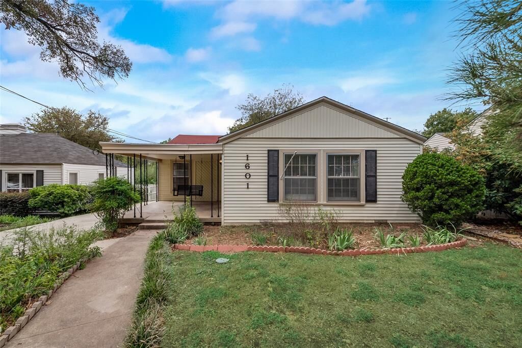 Property Photo: 1601 Bluebonnet Drive TX 76111