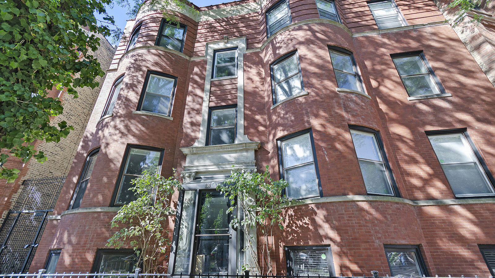 Property Photo:  700 W Cornelia Avenue 3  IL 60657 