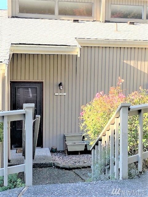 Property Photo: 8035 170th Place NE A2 WA 98052