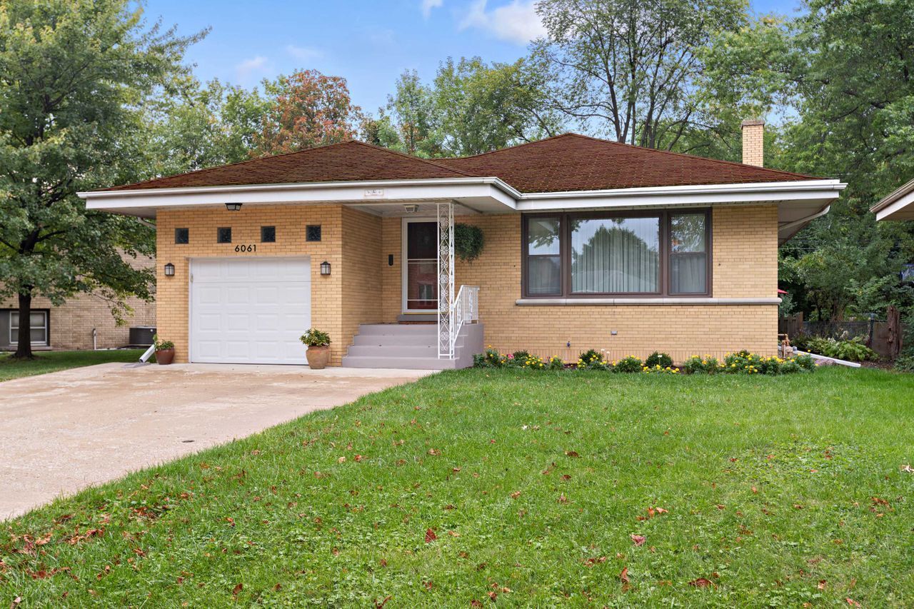 Property Photo: 6061 North Kostner Avenue IL 60646