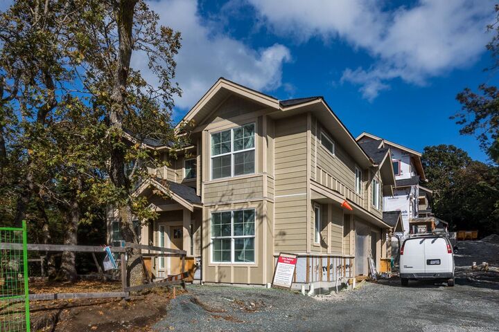 Property Photo: 3031 Jackson St 4 BC V8T 3Z7