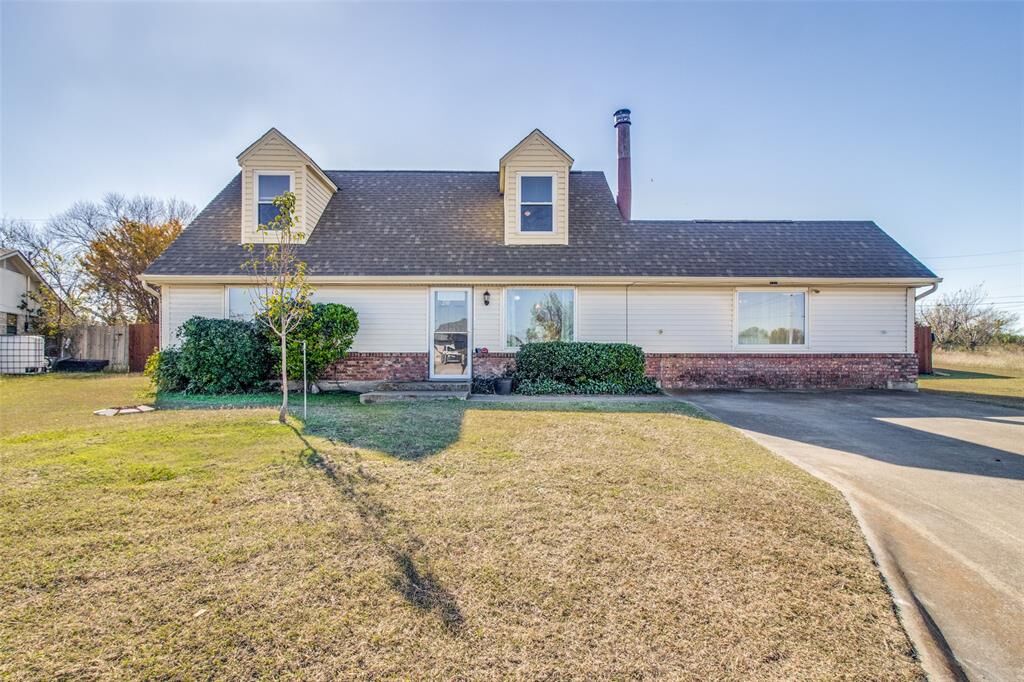 Property Photo: 210 Southland Drive TX 76266