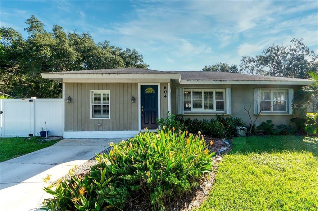 Property Photo: 604 16th Avenue W FL 34221