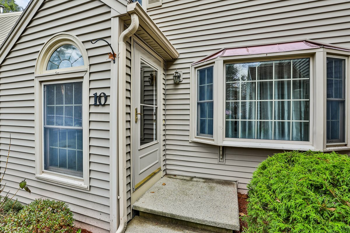 Property Photo:  10 Braemar Road  NH 03087 