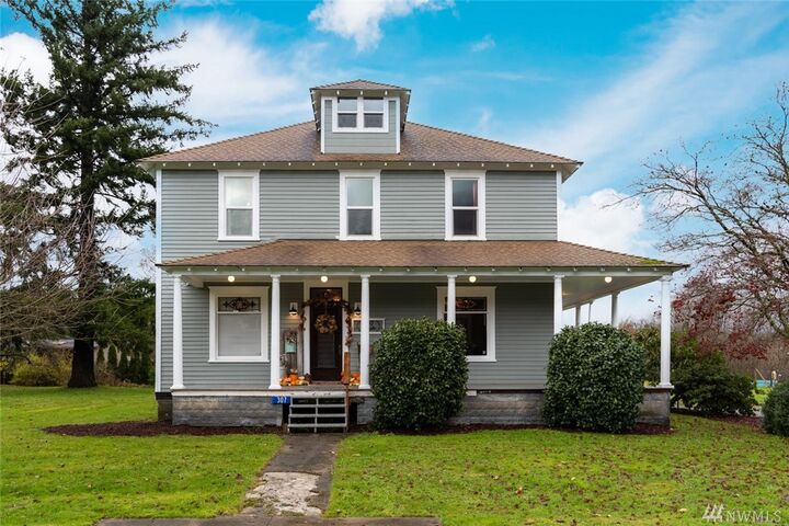 Property Photo:  307 Maple St  WA 98255 