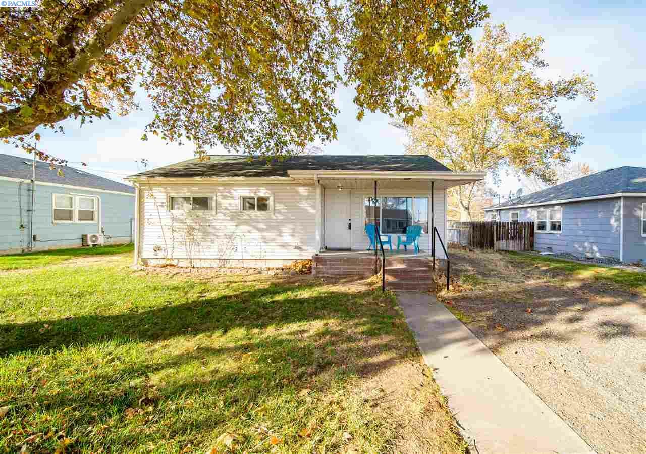 Property Photo:  305 Rossell Ave  WA 99352 