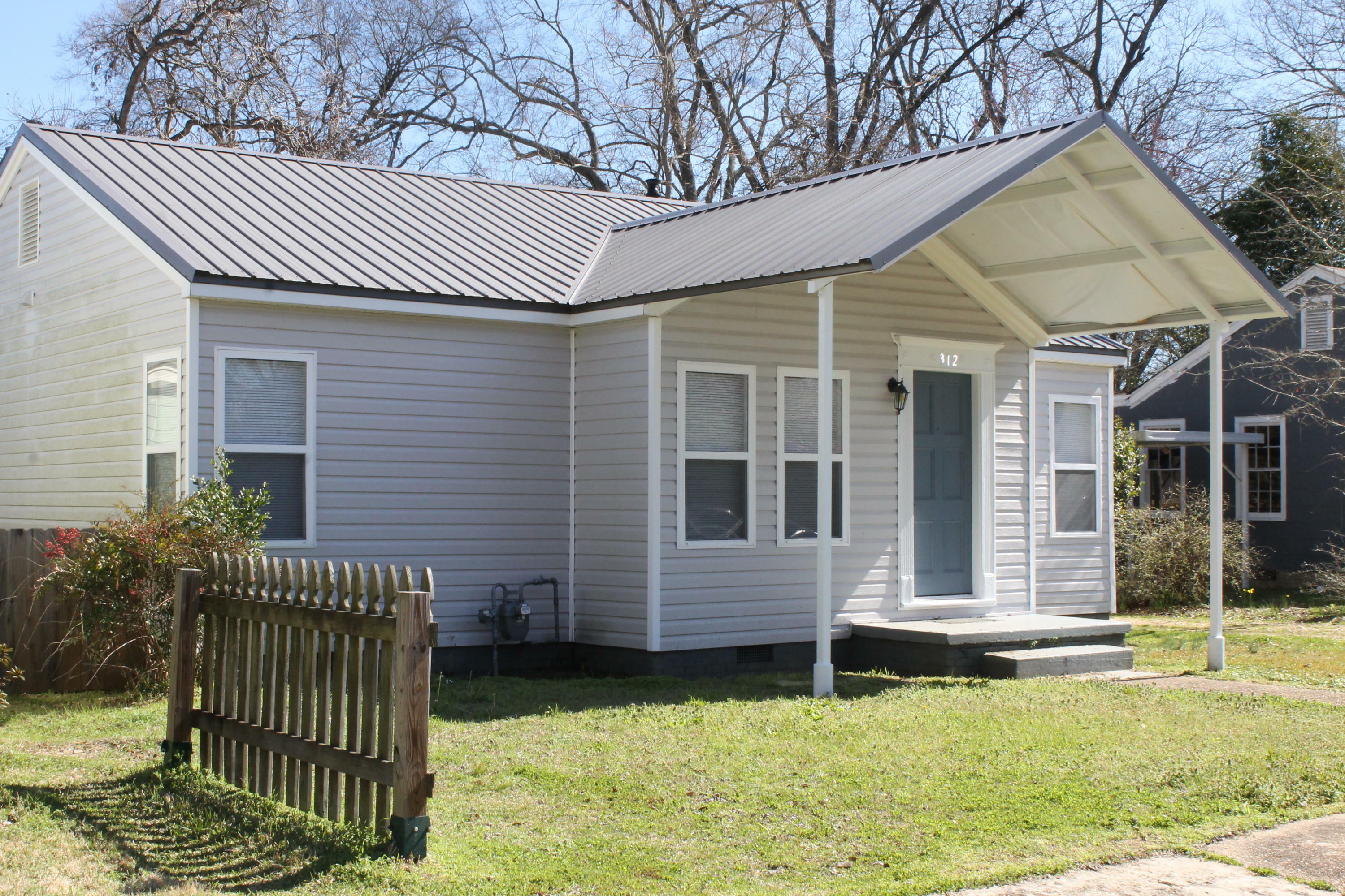 Property Photo:  312 10th St N  MS 39701 