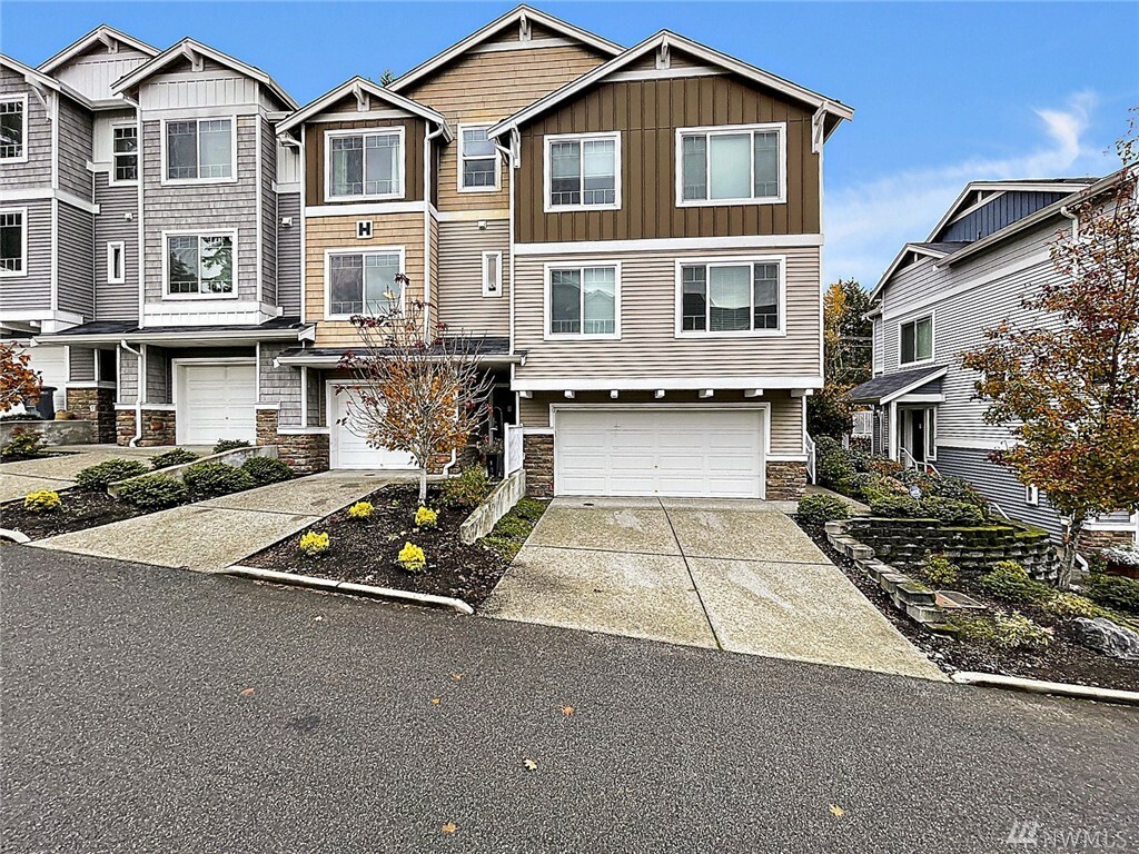 Property Photo: 15720 Manor Way H3 WA 98087