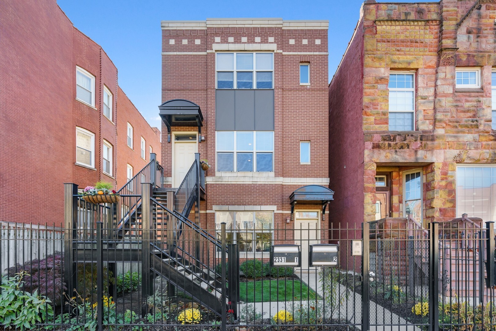 Property Photo: 2331 W Adams Street 2 IL 60612