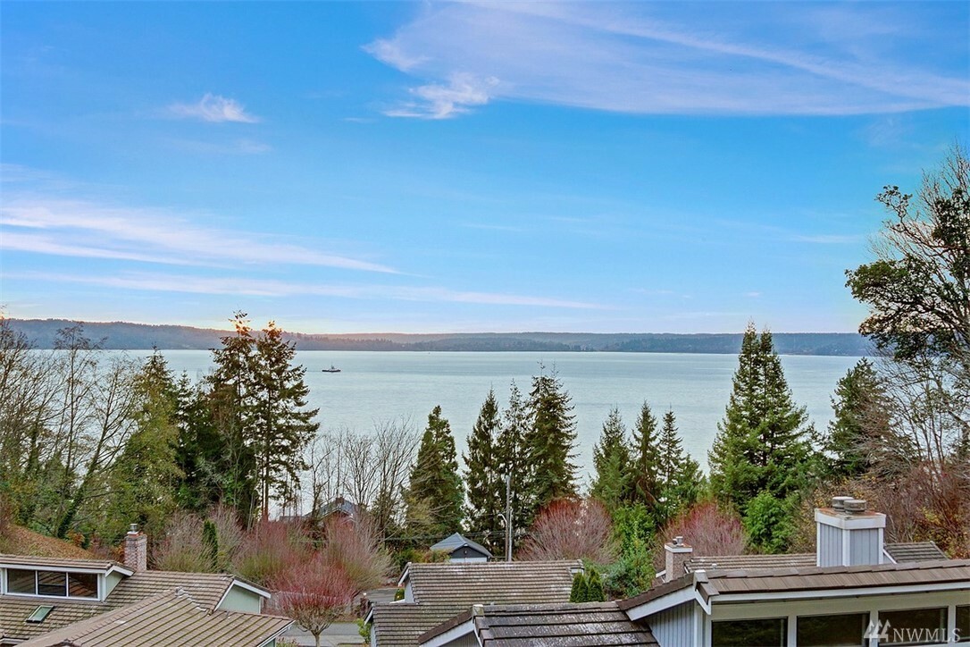 Property Photo:  17109 23rd Place SW 4  WA 98166 