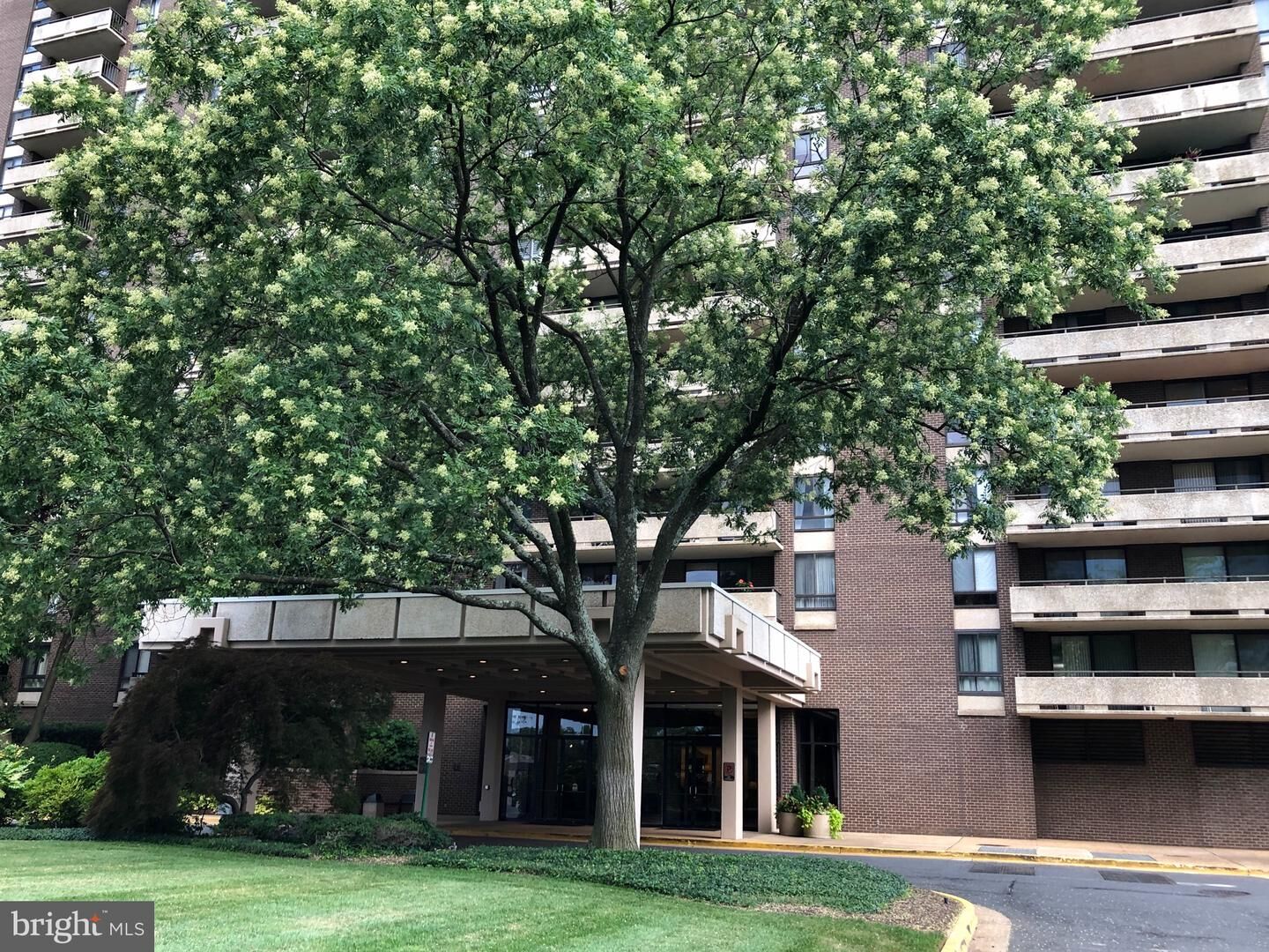 Property Photo:  1800 Old Meadow Road 819  VA 22102 