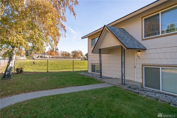 Property Photo:  400 /402 9th St NE  WA 98802