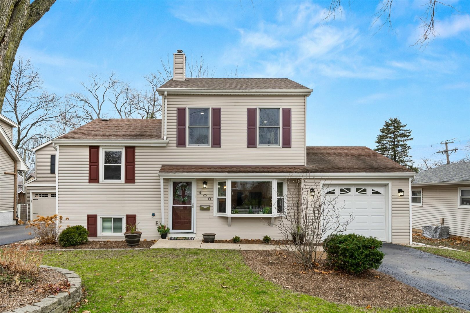 Property Photo: 406 Aurora Way IL 60187