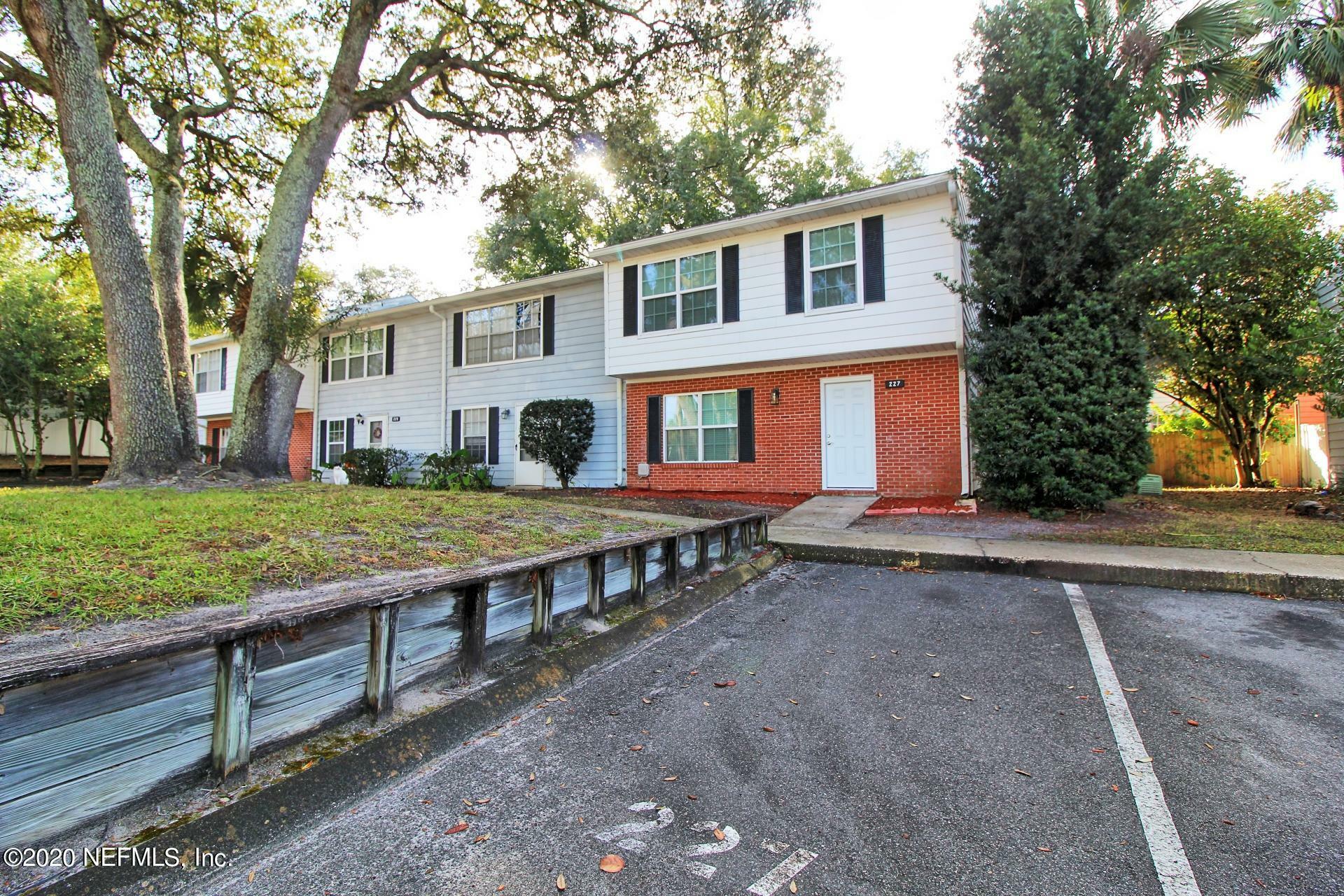 Property Photo: 227 Kettering Court FL 32073