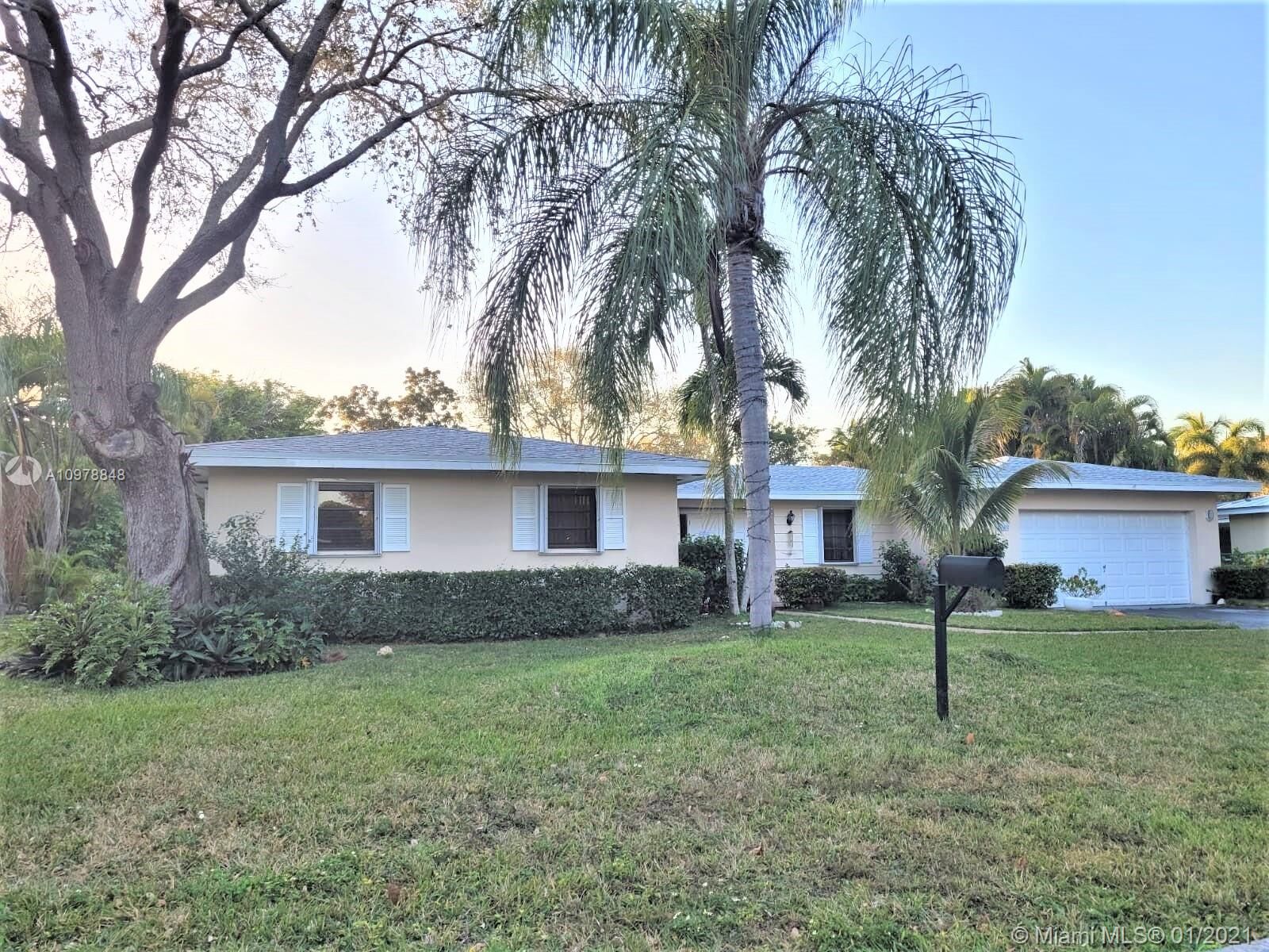Property Photo: 15620 SW 85th Ave FL 33157