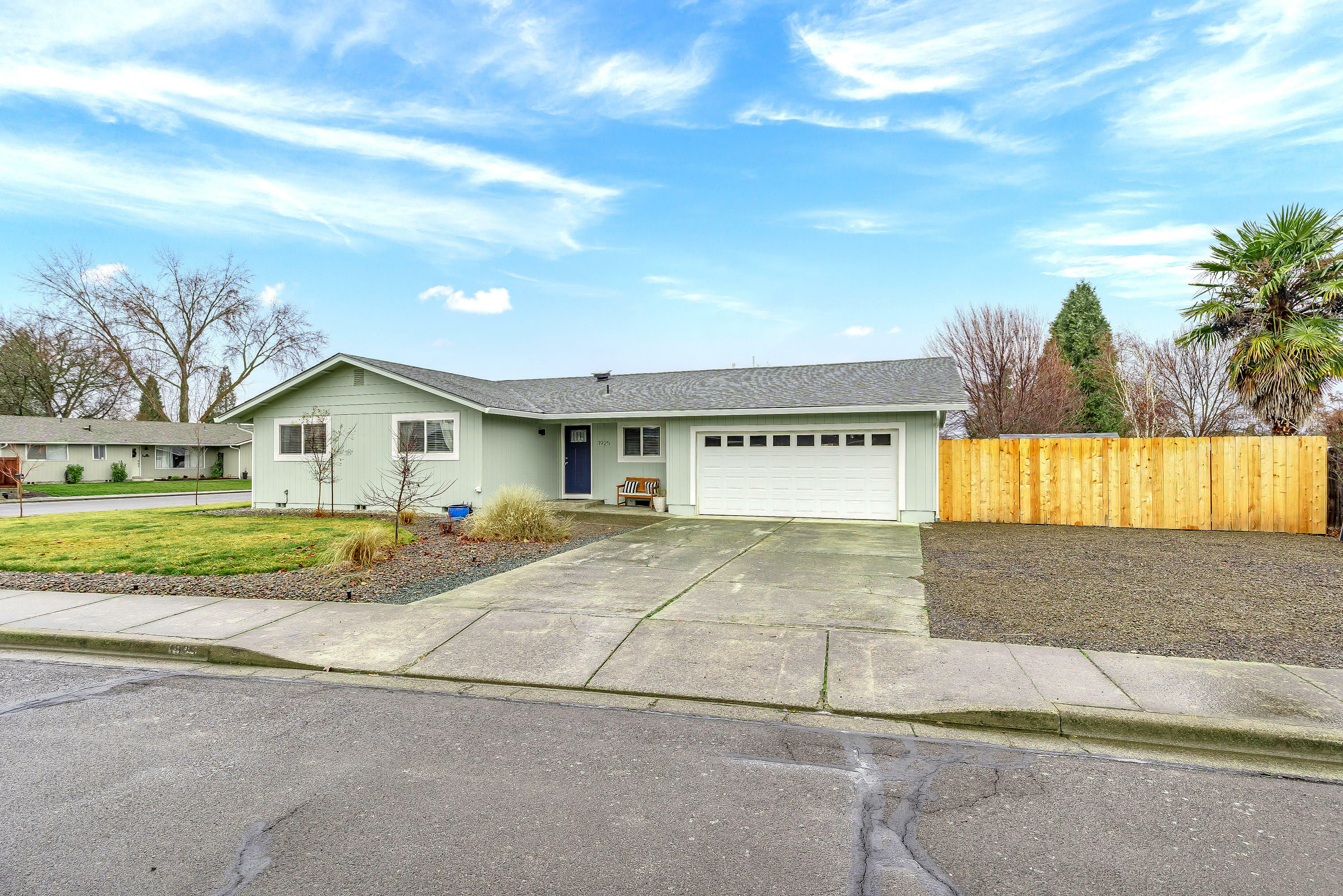 Property Photo: 1925 Parkwood Avenue OR 97502