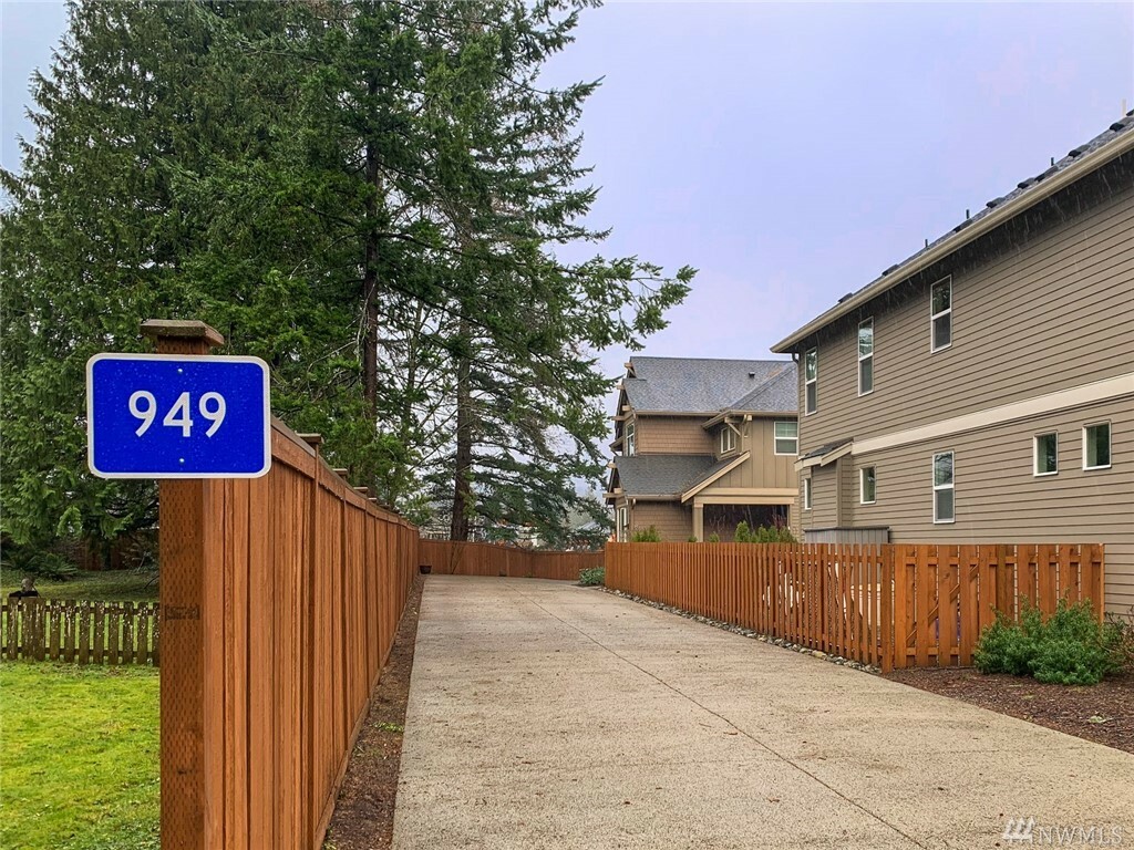 Property Photo:  949 SE Symmons Place  WA 98045 