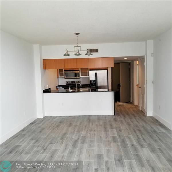 Property Photo:  1750 N Bayshore Dr 1912  FL 33132 