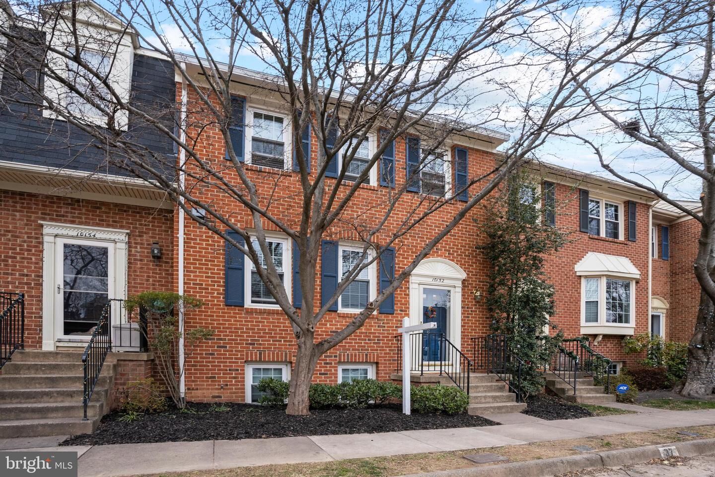 Property Photo:  10152 Village Knolls Court  VA 22124 