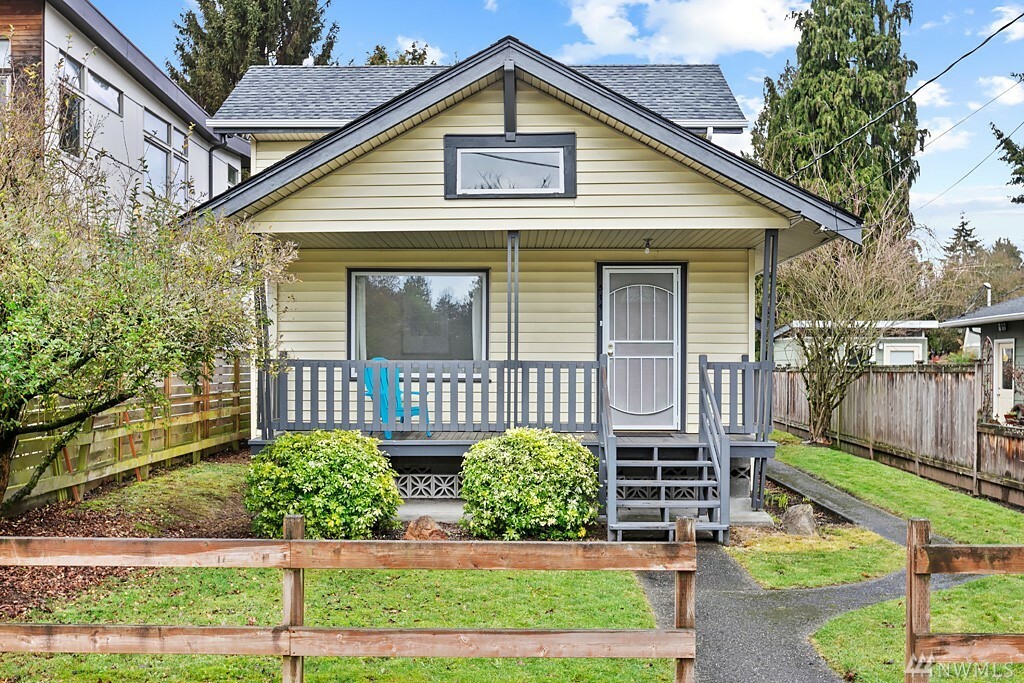 Property Photo:  514 N 100th St  WA 98133 