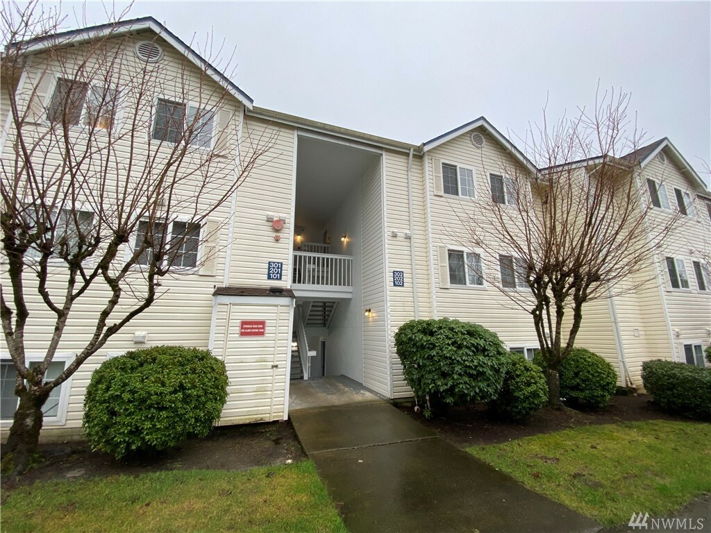 Property Photo:  11002 Petrovitsky Rd SE E302  WA 98055 