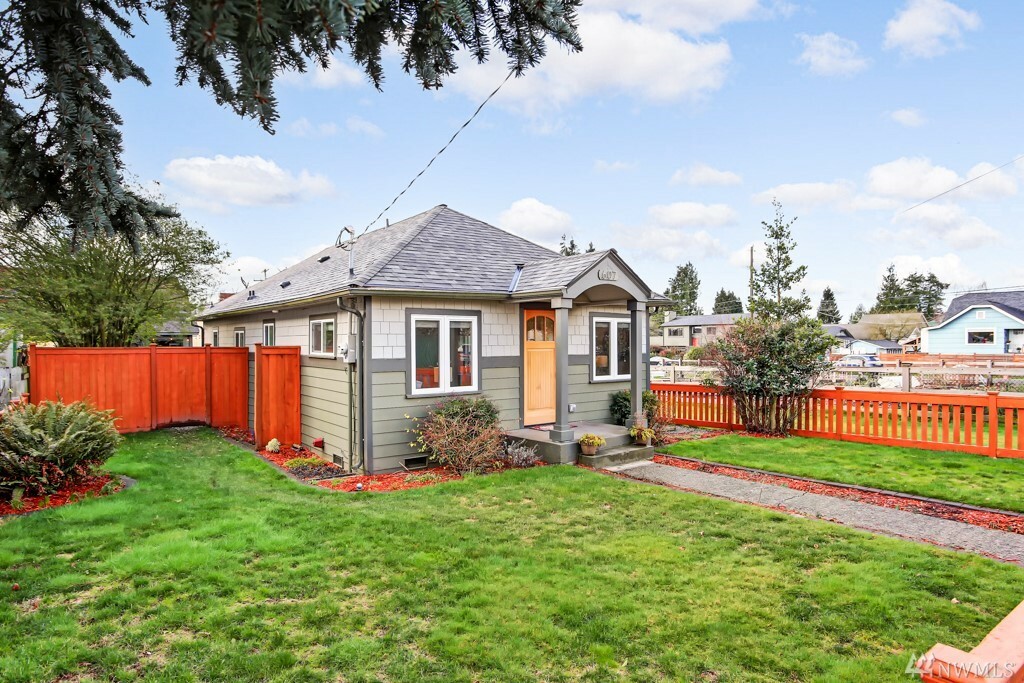 Property Photo: 607 N 102nd St WA 98133