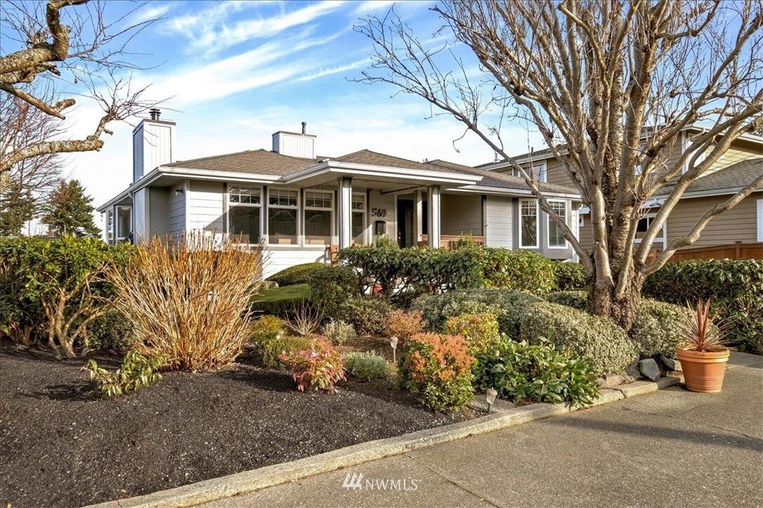 Property Photo: 569 Hemlock Way WA 98020