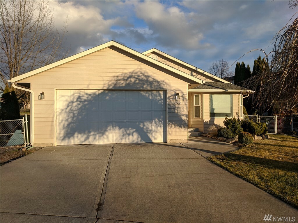 Property Photo:  103 SE Maple  WA 99324 