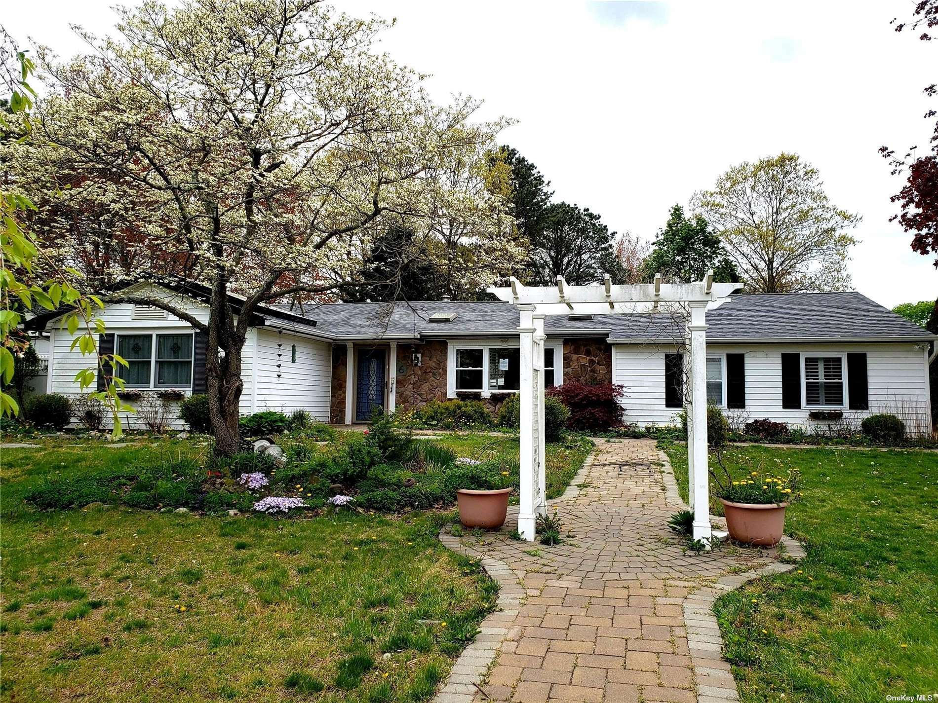 Property Photo:  6 Hilltop Lane  NY 11961 