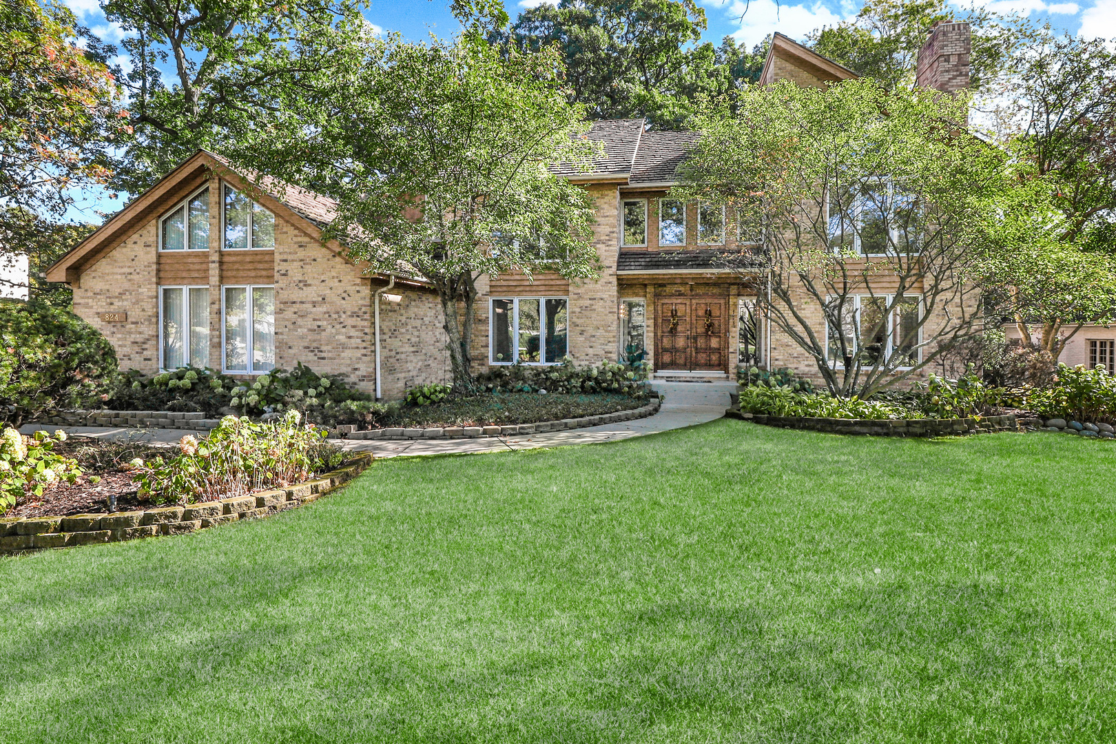 Property Photo:  824 Saint Stephens Green  IL 60523 