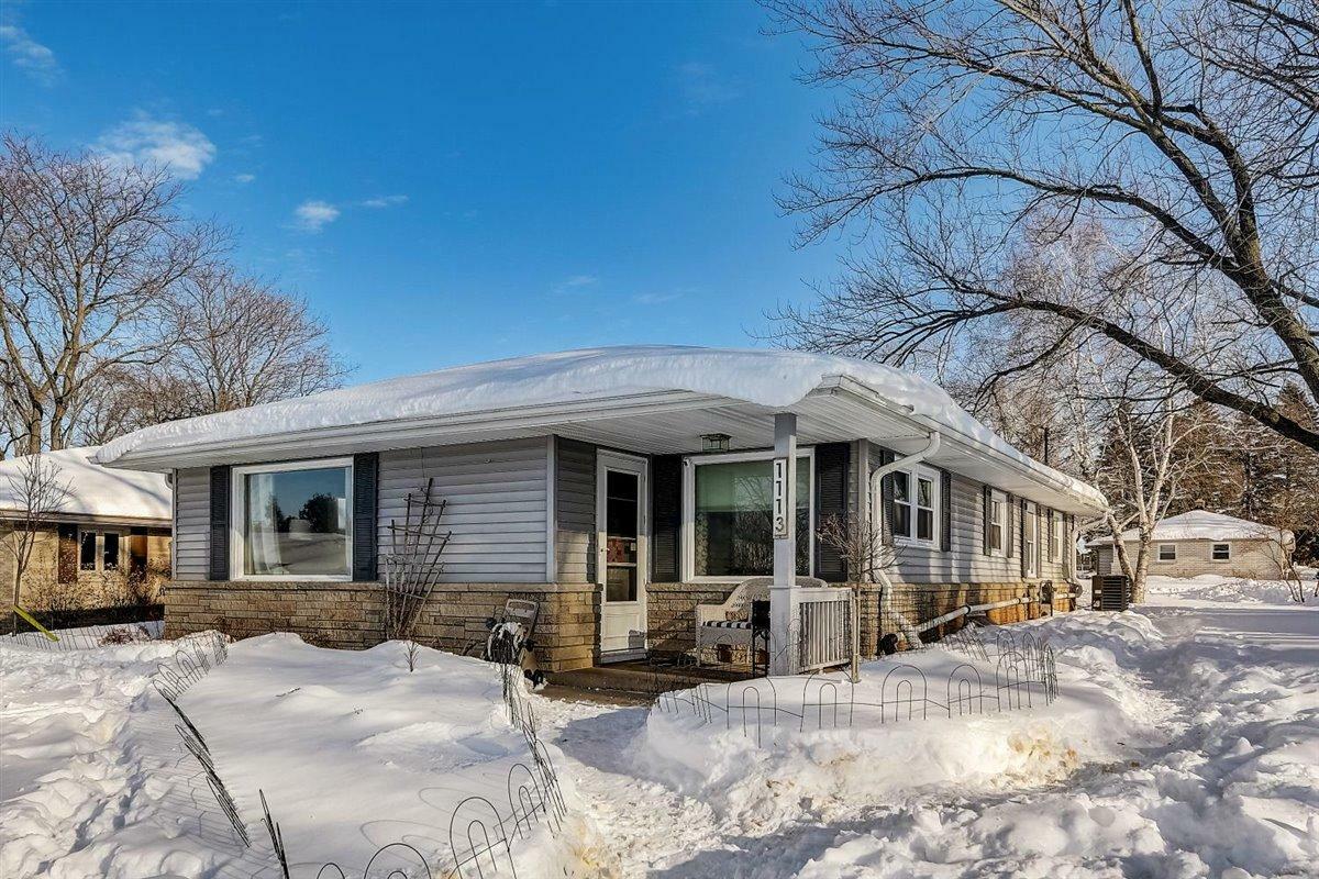 Property Photo:  1113 Sunset Ct  WI 53024 