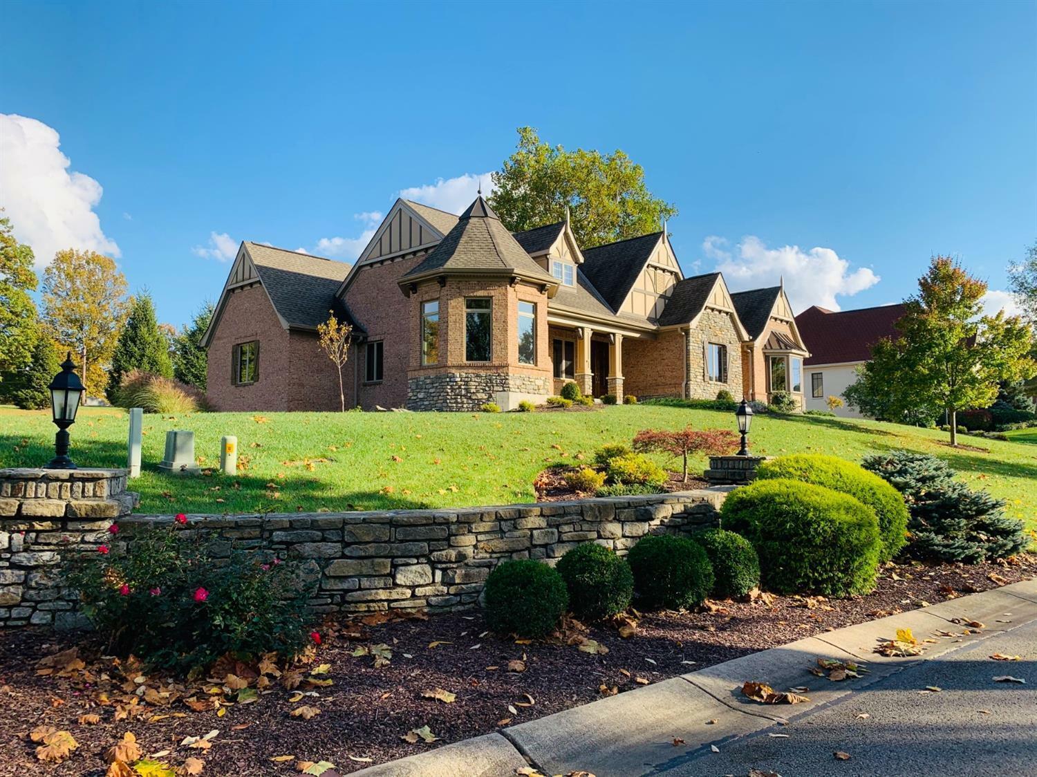 Property Photo: 1300 Fairway View Ln OH 45233