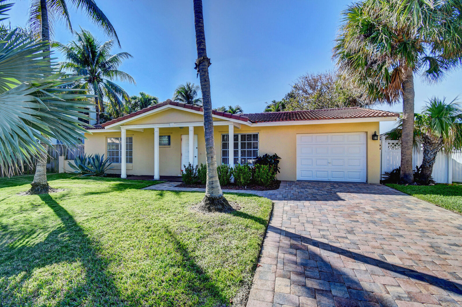 Property Photo:  561 NE Wavecrest Way  FL 33432 