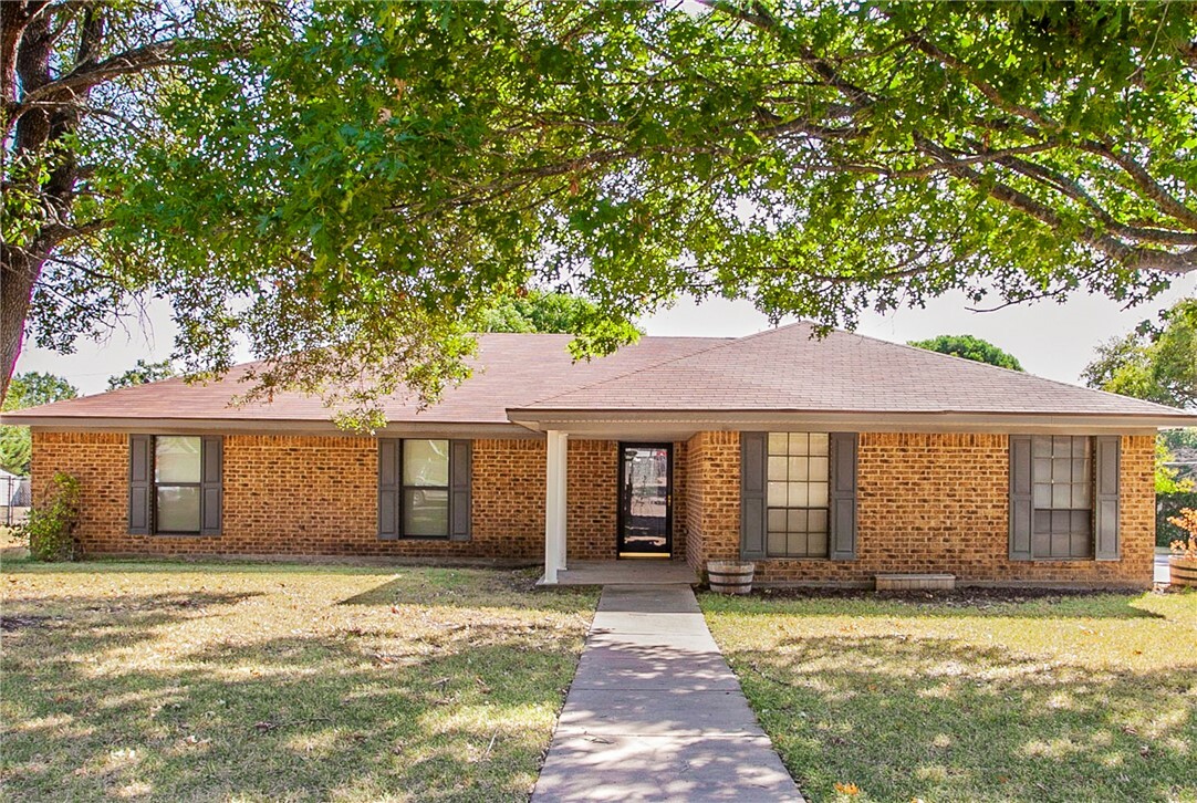 Property Photo:  106 Coventry Drive  TX 76643 