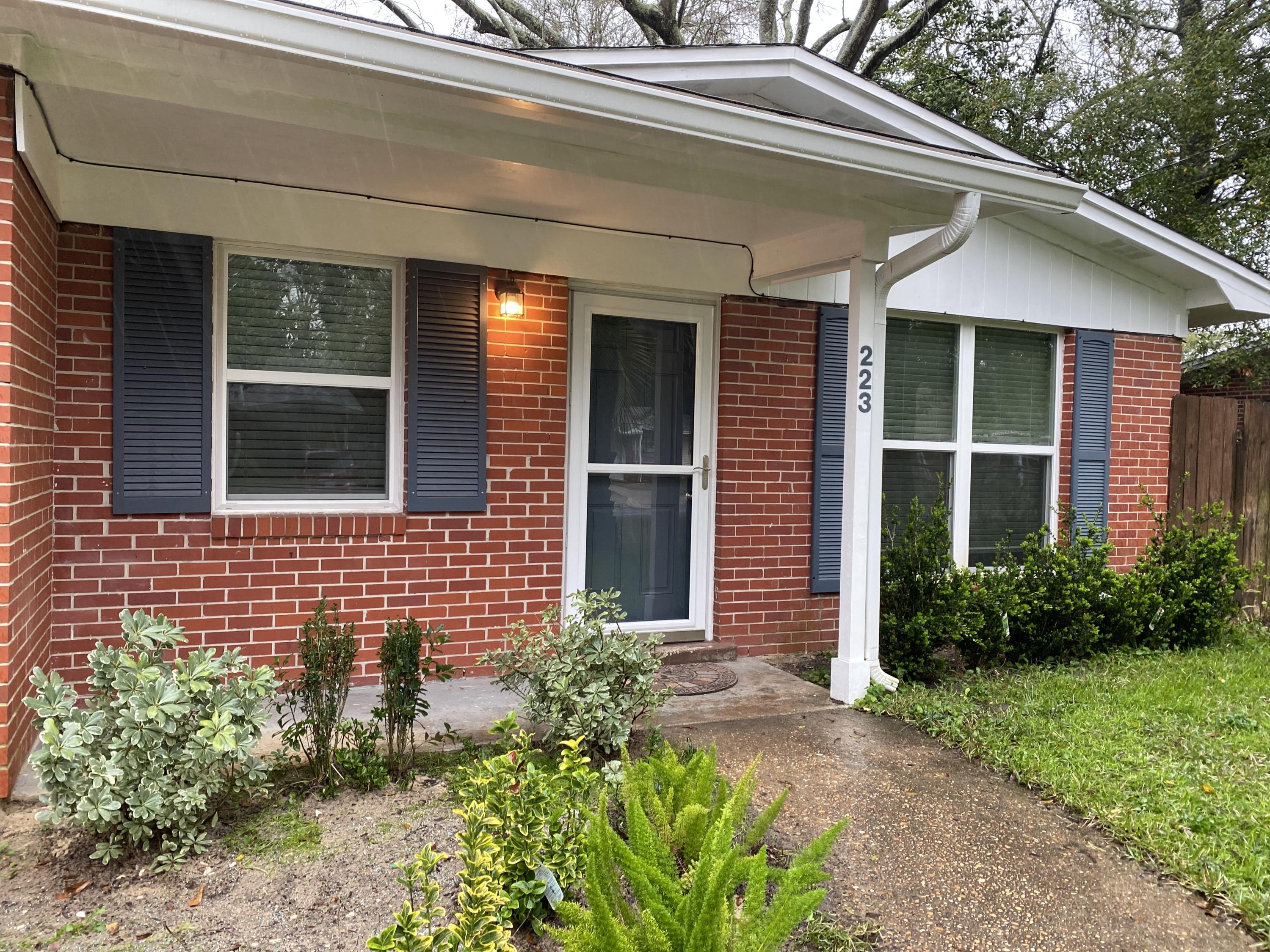 Property Photo: 223 Newcastle Drive FL 32547
