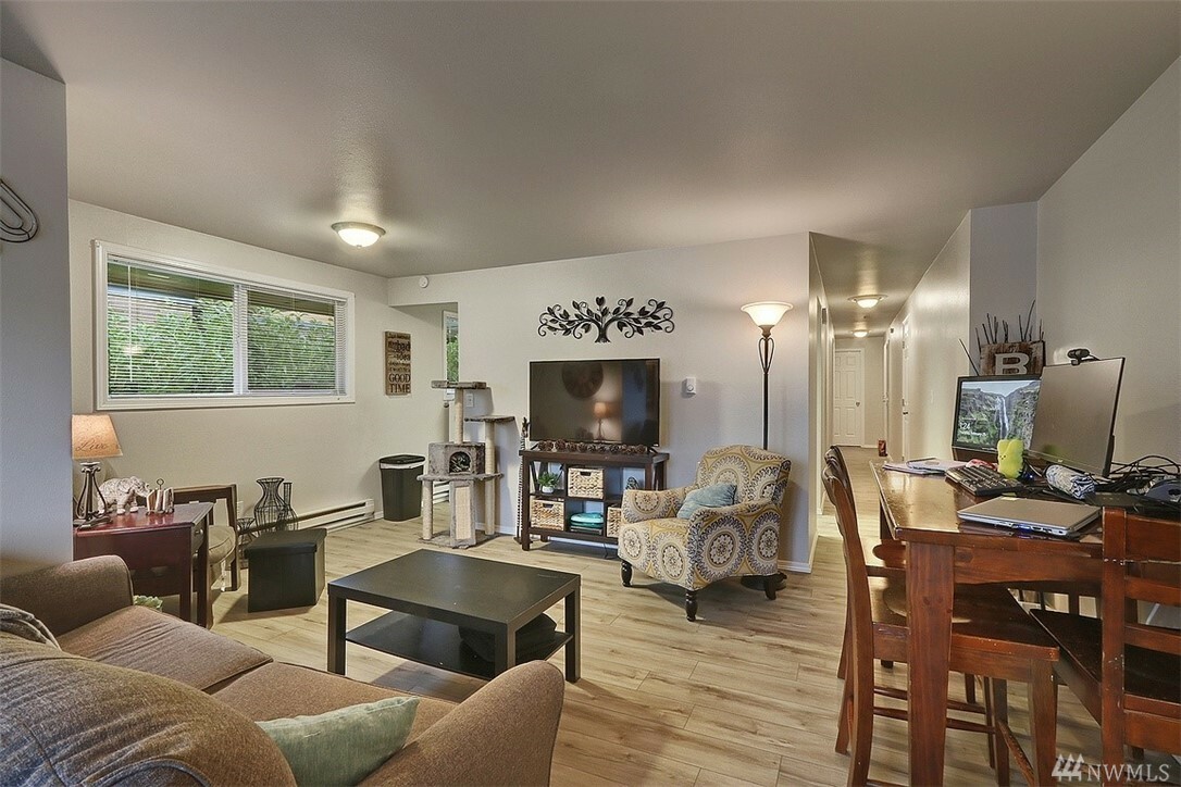 Property Photo:  3315 Wetmore Ave  WA 98201 